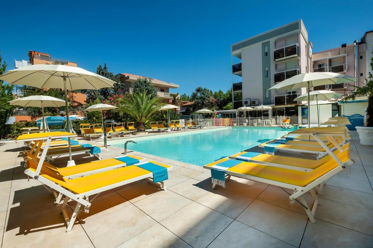 Hotel Tre Rose Riccione Exterior foto