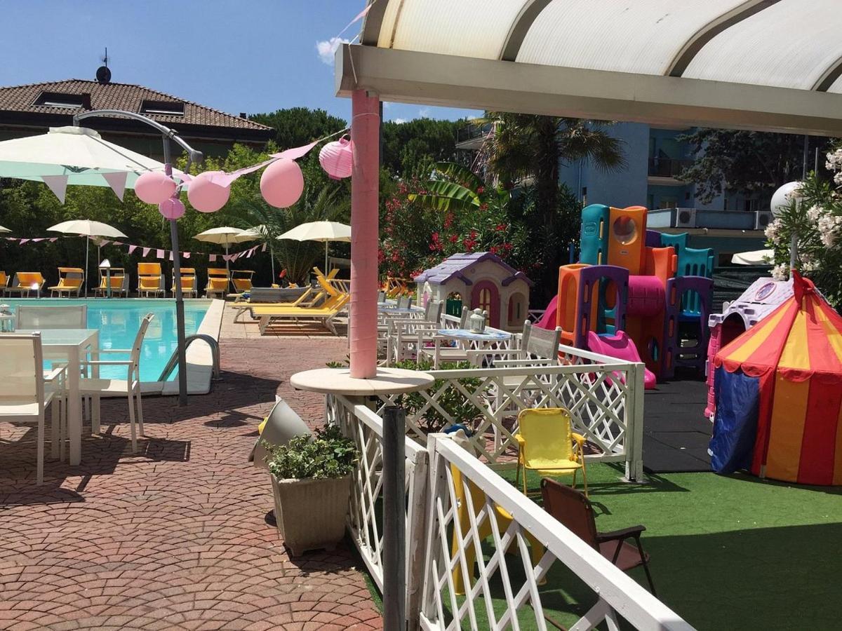 Hotel Tre Rose Riccione Exterior foto