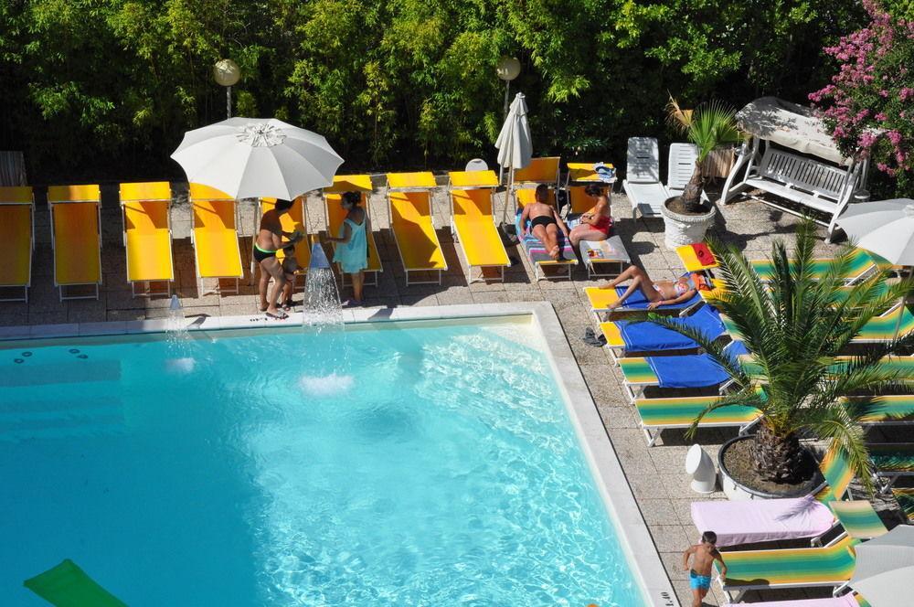 Hotel Tre Rose Riccione Exterior foto